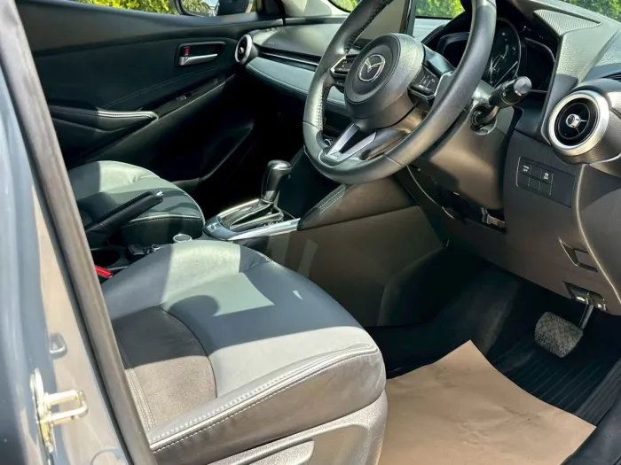 Front view of Mazda 2 Hatchback 1.3 S Leather Sport year 2021 grey color used car in Hatyai รูปที่ 15
