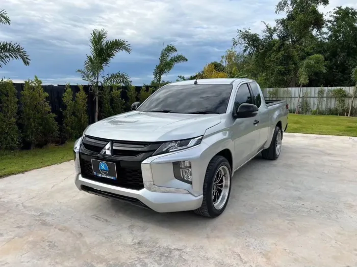 Front view of Mitsubishi Triton Mega Cab 2.5 GLX year 2022 silver color used car in Hatya