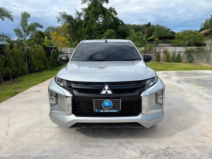 Front view of Mitsubishi Triton Mega Cab 2.5 GLX year 2022 silver color used car in Hatya รูปที่ 3