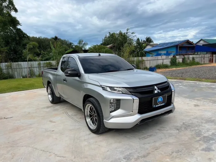 Front view of Mitsubishi Triton Mega Cab 2.5 GLX year 2022 silver color used car in Hatya รูปที่ 2