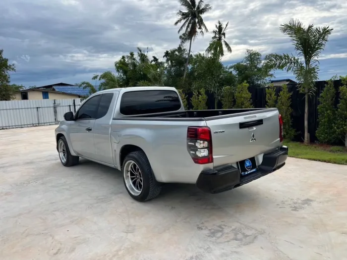 Front view of Mitsubishi Triton Mega Cab 2.5 GLX year 2022 silver color used car in Hatya รูปที่ 6