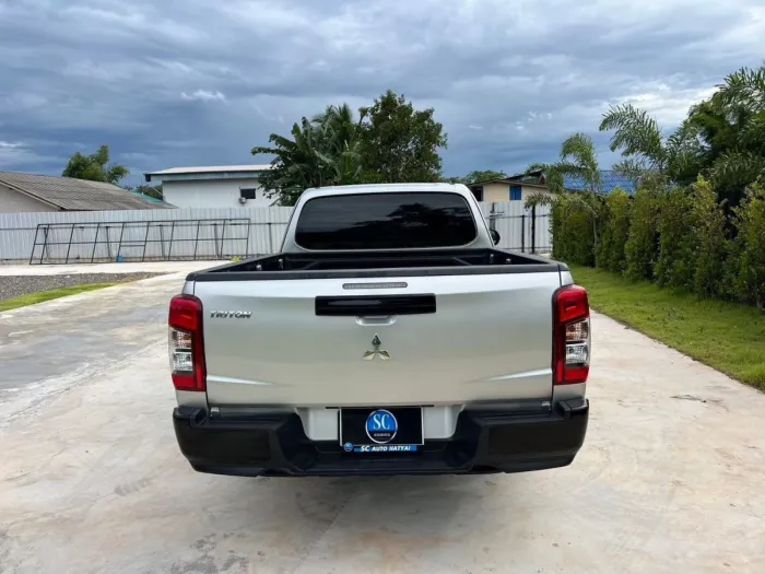 Front view of Mitsubishi Triton Mega Cab 2.5 GLX year 2022 silver color used car in Hatya รูปที่ 4