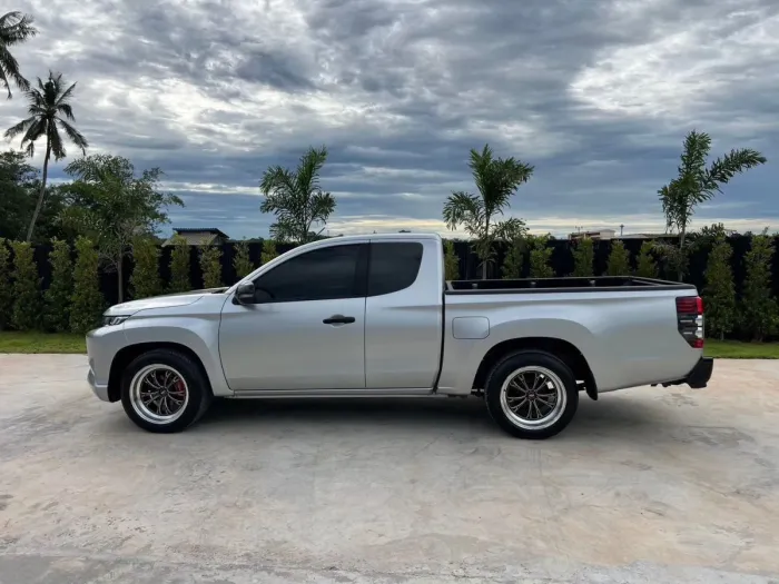 Front view of Mitsubishi Triton Mega Cab 2.5 GLX year 2022 silver color used car in Hatya รูปที่ 8
