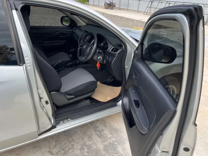 Front view of Mitsubishi Triton Mega Cab 2.5 GLX year 2022 silver color used car in Hatya รูปที่ 9