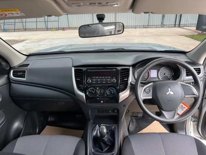 Front view of Mitsubishi Triton Mega Cab 2.5 GLX year 2022 silver color used car in Hatya รูปที่ 12