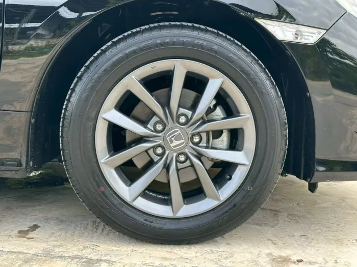 Front view of Honda Civic FC 1.8 EL year 2019 black color used car in Hatyai รูปที่ 22