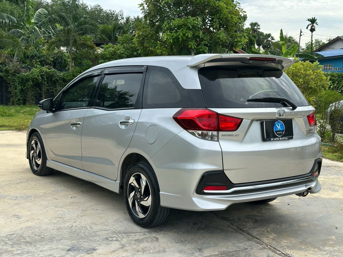 Front view of Honda Mobilio 1.5 RS year 2014 silver color used car in Hatyai รูปที่ 11