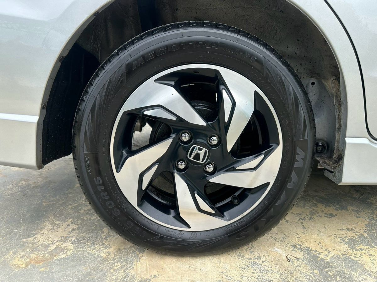 Front view of Honda Mobilio 1.5 RS year 2014 silver color used car in Hatyai รูปที่ 23