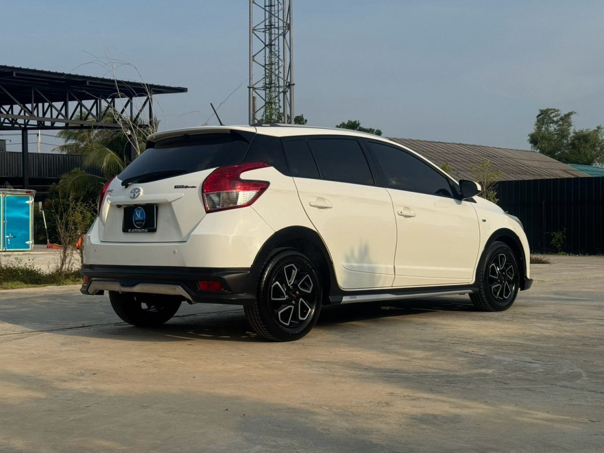 Front view of Toyota Yaris Hatchback 1.2 TRD Sportivo year 2016 white color used car in Hatyai รูปที่ 10
