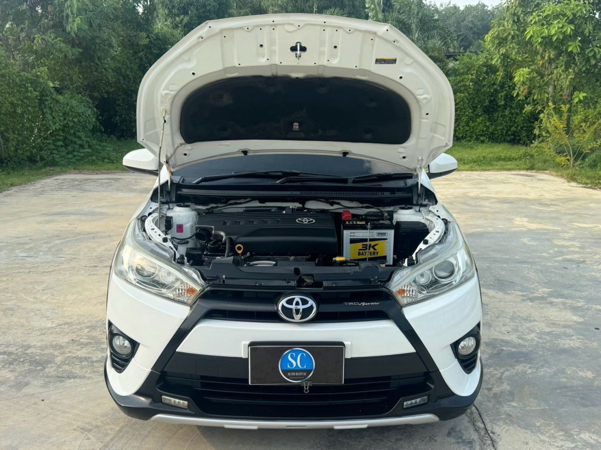 Front view of Toyota Yaris Hatchback 1.2 TRD Sportivo year 2016 white color used car in Hatyai รูปที่ 12