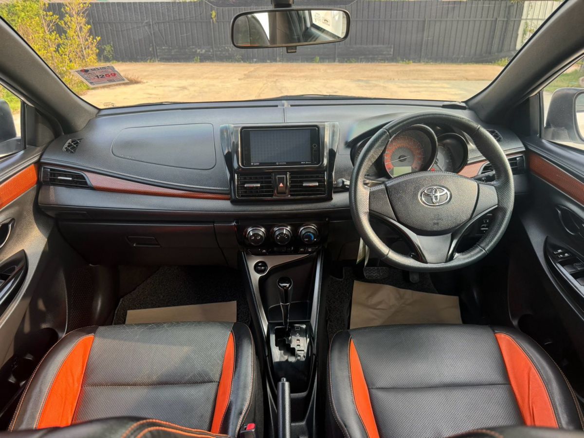 Front view of Toyota Yaris Hatchback 1.2 TRD Sportivo year 2016 white color used car in Hatyai รูปที่ 19
