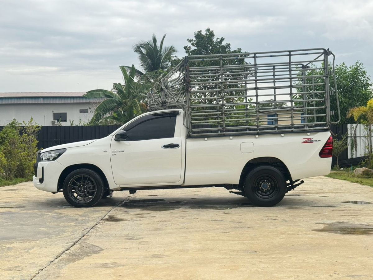 Front view of Toyota Hilux Revo Single Cab 2.8 Entry year 2022 white color used car with cargo rack in Hatyai รูปที่ 4