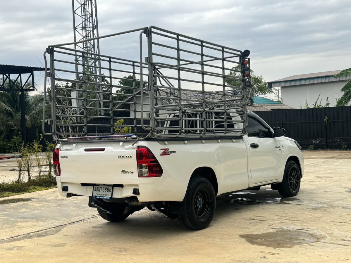 Front view of Toyota Hilux Revo Single Cab 2.8 Entry year 2022 white color used car with cargo rack in Hatyai รูปที่ 5