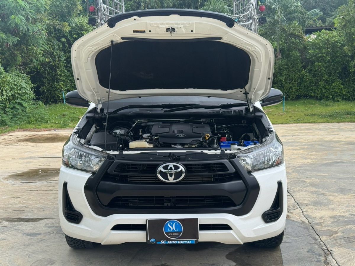 Front view of Toyota Hilux Revo Single Cab 2.8 Entry year 2022 white color used car with cargo rack in Hatyai รูปที่ 8