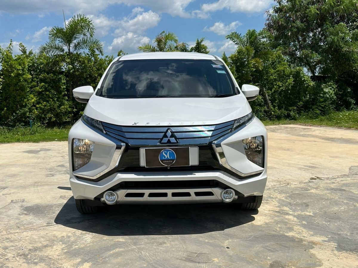 Front view of Mitsubishi Xpander 1.5 GT year 2019 white color used car in Hatyai รูปที่ 2