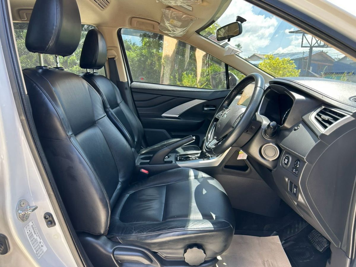 Front view of Mitsubishi Xpander 1.5 GT year 2019 white color used car in Hatyai รูปที่ 17