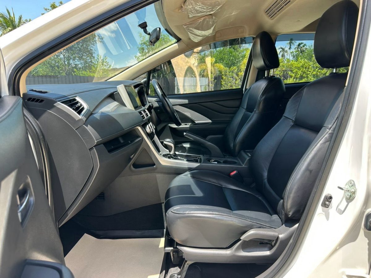 Front view of Mitsubishi Xpander 1.5 GT year 2019 white color used car in Hatyai รูปที่ 19