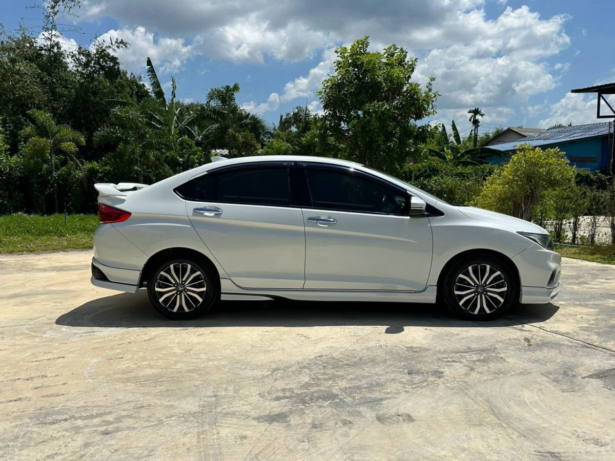 Front view of Honda City 1.5 SV AT year 2018 white color used car in Hatyai รูปที่ 4