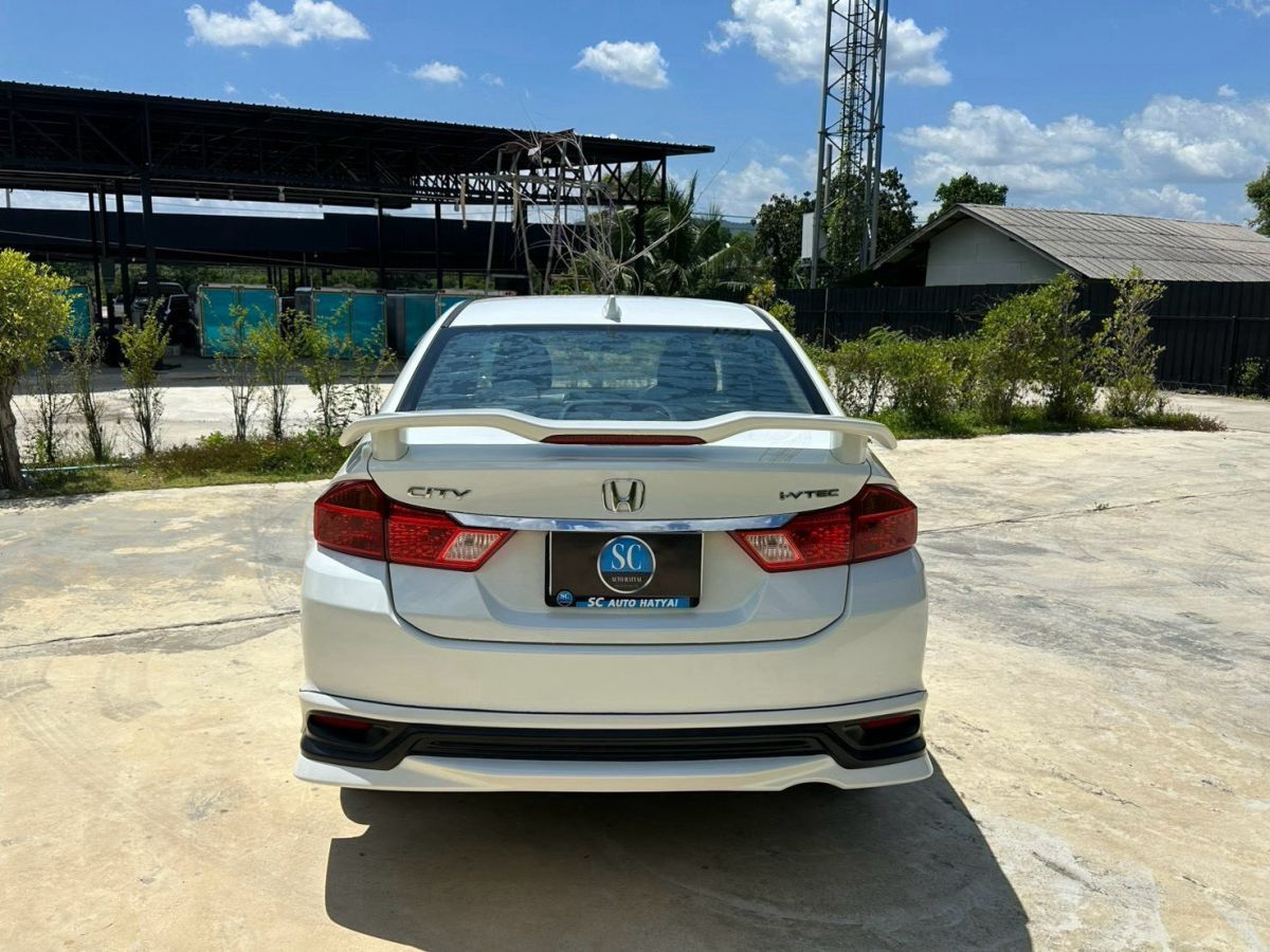 Front view of Honda City 1.5 SV AT year 2018 white color used car in Hatyai รูปที่ 6