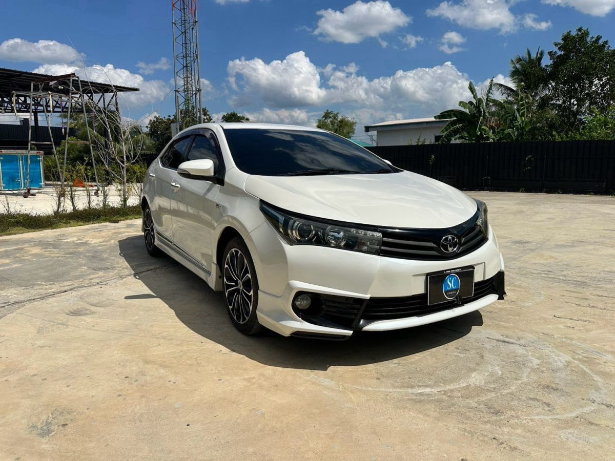 Front view of Toyota Corolla Altis 1.8 ESport year 2016 white color used car in Hatyai