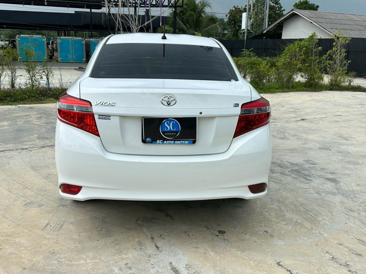 Front view of New Toyota Vios 1.5 E AT year 2017 white color used car in Hatyai รูปที่ 8