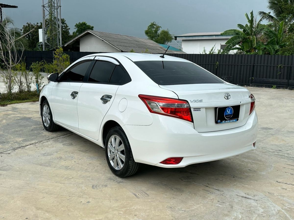 Front view of New Toyota Vios 1.5 E AT year 2017 white color used car in Hatyai รูปที่ 9