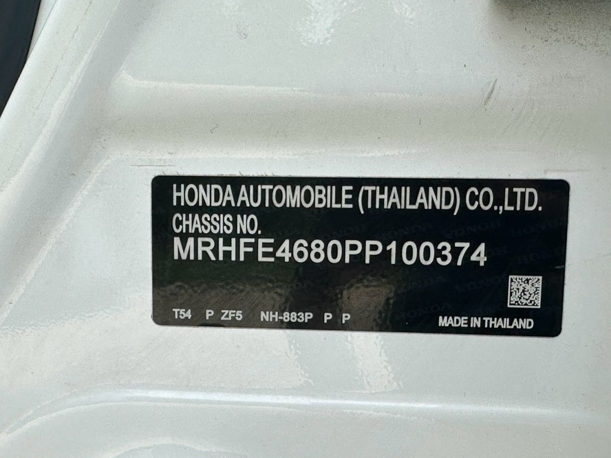 Front view of Honda Civic FE 1.5 Turbo RS year 2022 white color used car in Hatyai รูปที่ 13