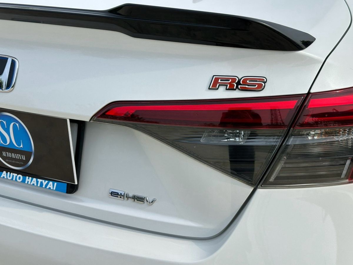 Front view of Honda Civic FE 1.5 Turbo RS year 2022 white color used car in Hatyai รูปที่ 17