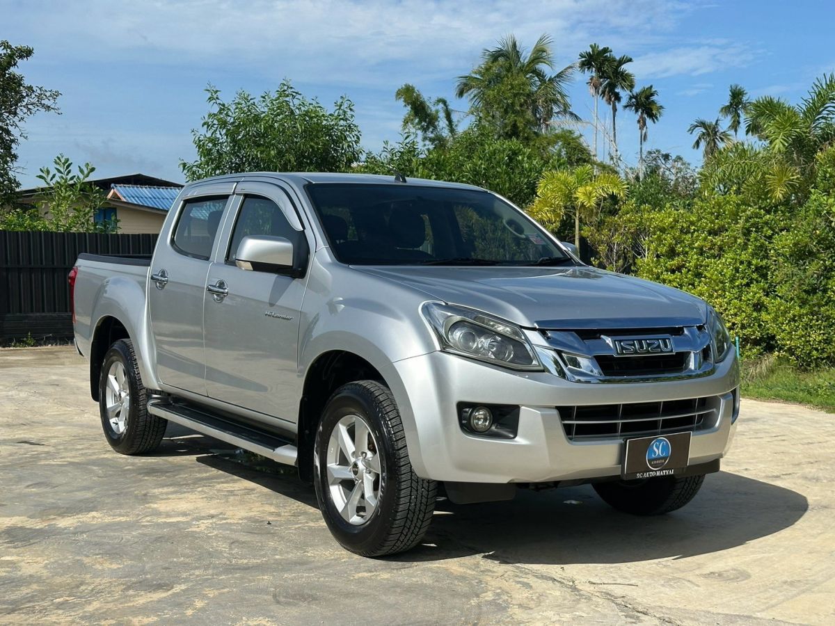 Front view of All New Isuzu D-Max Hi-Lander Cab-4 2.5 VGS Z year 2012 silver color used car in Hatyai