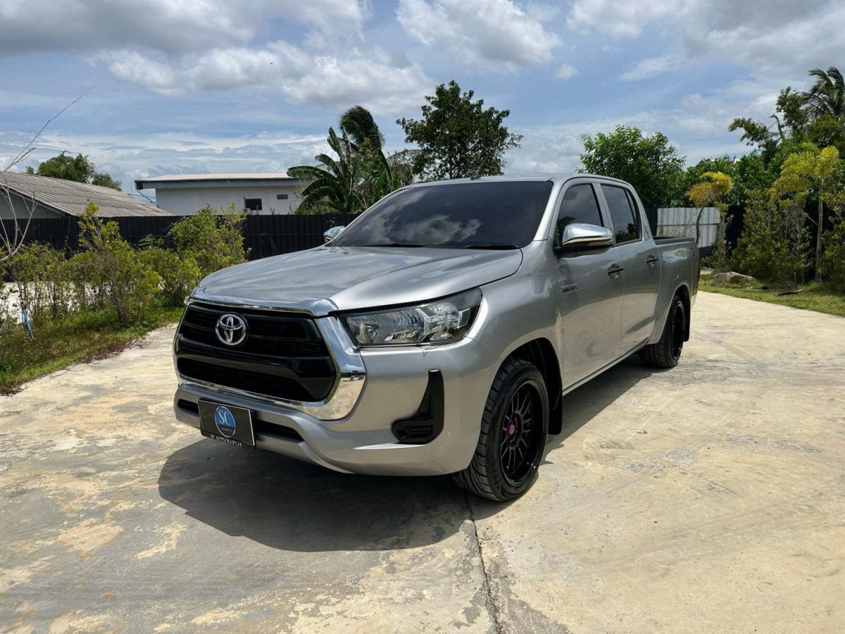 Front view of Toyota Hilux Revo Double Cab 2.4 Z Edition Entry year 2022 silver color used car in Hatyai