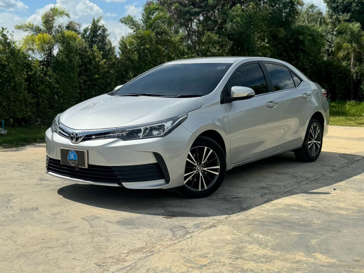 Front view of Toyota Corolla Altis 1.6 G year 2018 silver color used car in Hatyai
