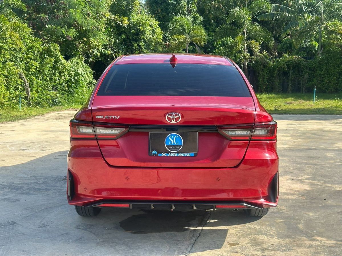 Front view of Toyota Yaris Ativ 1.2 Premium Luxury year 2023 red color used car in Hatyai รูปที่ 6