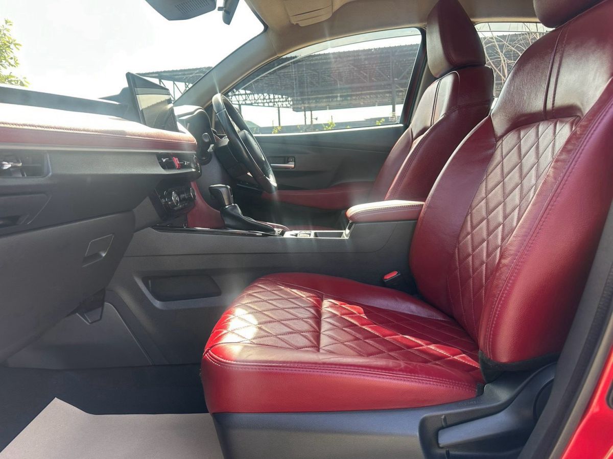 Front view of Toyota Yaris Ativ 1.2 Premium Luxury year 2023 red color used car in Hatyai รูปที่ 11